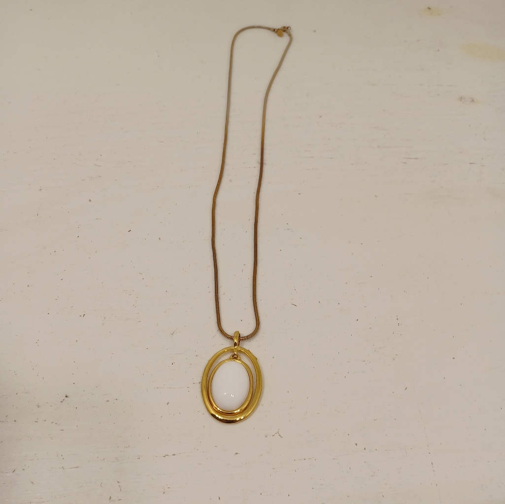 Vtg Necklace Gold Tone White Center 16 Inches Long Worthington 15$